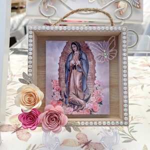 Virgencita 5x5inch wood plaque / Virgin Mary / religious Virgencita De Guadalupe Shadowbox with paper flowers