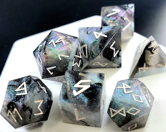 Juego de dados Labradelight (dados poliédricos de resina hechos a medida) con bordes afilados