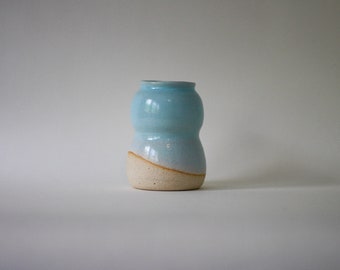 Gewellte blaue Vase I