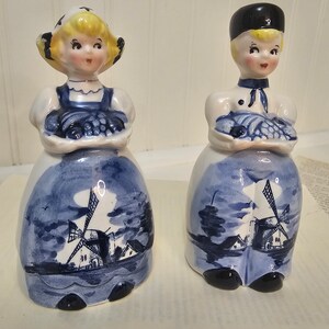 Delft blue/white Dutch boy and girl salt & pepper shaker set / Handpainted / windmill scene