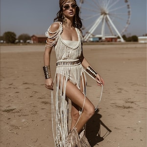 Top de macramé con cuentas doradas estilo diosa, vestido de macramé con flecos, vestido Cleopatra para Burning Man, atuendo de reina del desierto, atuendo para festival rave. imagen 2
