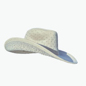 K&ouml;nnte beinhalten: Ein wei&szlig;er Cowboyhut mit einem mit Strasssteinen verzierten Hutband.