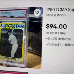 Op de afbeelding: Een vintage 1980 TCMA Superstar honkbalkaart met Mickey Mantle. De kaart is ingekapseld in een beschermende houder en heeft een geel en zwart ontwerp met het woord "SUPERSTAR" bovenaan. De kaart is beoordeeld als MINT.