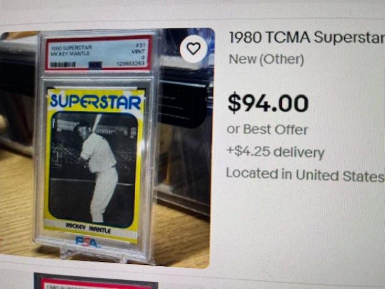 Op de afbeelding: Een vintage 1980 TCMA Superstar honkbalkaart met Mickey Mantle. De kaart is ingekapseld in een beschermende houder en heeft een geel en zwart ontwerp met het woord "SUPERSTAR" bovenaan. De kaart is beoordeeld als MINT.