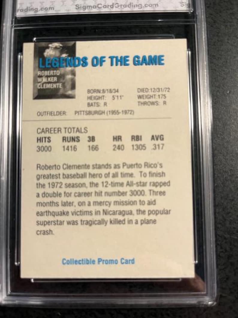 K&ouml;nnte beinhalten: Eine Sammler-Promo-Karte mit Roberto Clemente, einer Baseball-Legende. Die Karte enth&auml;lt biografische Details, Karrierestatistiken und den Text "LEGENDS OF THE GAME". Die Karte ist in einer Schutzh&uuml;lle eingeschlossen.