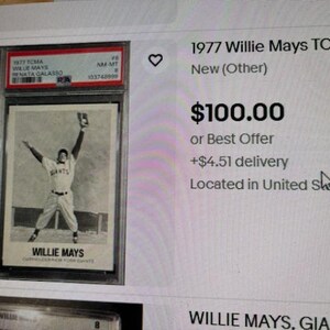 Op de afbeelding: Een zwart-wit afbeelding van een honkbalkaart van Willie Mays uit 1977. De kaart toont Willie Mays in een Giants-uniform met zijn armen omhoog. De kaart zit in een beschermende houder.