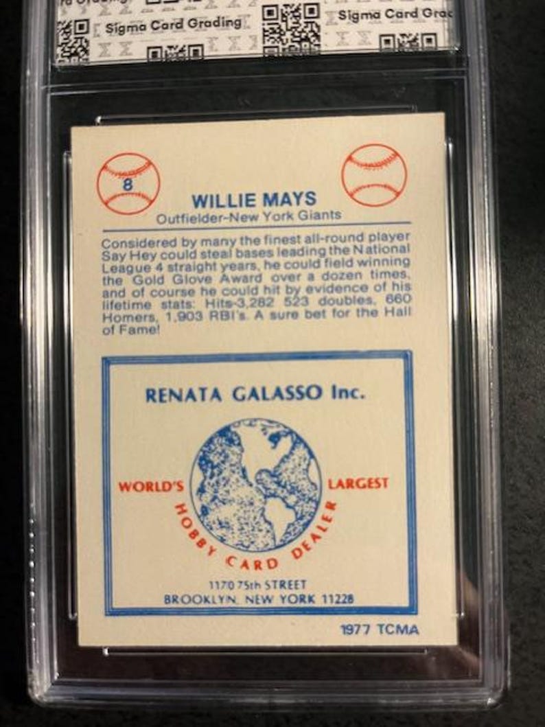 Op de afbeelding: Een honkbalkaart met Willie Mays, een outfielder voor de New York Giants. De kaart bevat informatie over zijn carri&egrave;rehoogtepunten en statistieken, met een logo en adres van Renata Galasso Inc. De kaart zit in een beschermende houder.