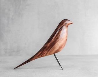 Zwarte vogel gesneden houten sculptuur