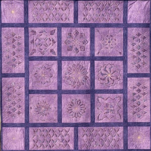 Pode incluir: Um edredom roxo com um padrão de grade de 16 quadrados. Cada quadrado apresenta um design intrincado diferente em um tom roxo mais claro.