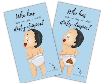 Peut inclure: Deux cartes de jeu pour une baby shower sur fond bleu clair. Les cartes présentent un bébé de dessin animé avec une couche. L'une montre une couche propre, l'autre une couche avec un emoji caca. Le texte dit "Who has the dirty diaper?" et "SCRATCH TO WIN!"