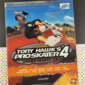 Puede incluir: Una guía de estrategia para el videojuego Tony Hawk's Pro Skater 4. La portada muestra a un skater realizando un truco. La guía incluye el texto "TAKE YOUR GAME FURTHER" y "OFFICIAL STRATEGY GUIDE".