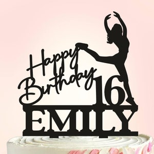Könnte beinhalten: Schwarzer Tortendekor mit einer Silhouette einer Figur in einer Tanzpose. Der Dekor lautet "Happy Birthday" und "16" mit dem Namen "EMILY" darunter.
