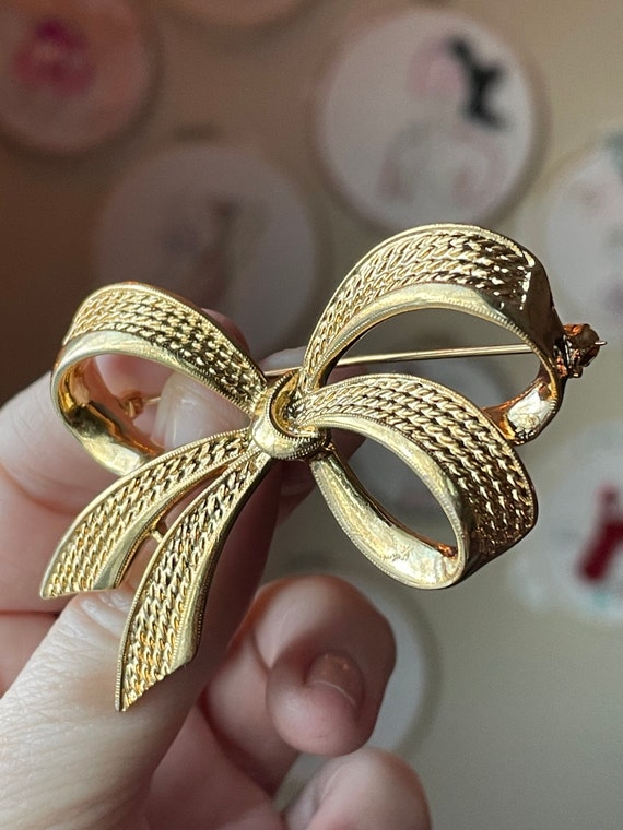 Vintage Bow Brooch, Gold Tone Costume Jewelry - image 8