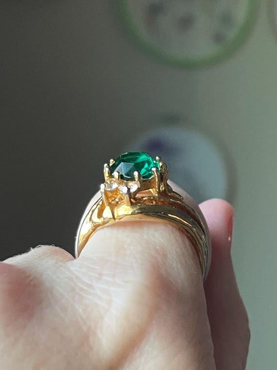 Vintage Imitation Emerald Statement Ring: Gold To… - image 7