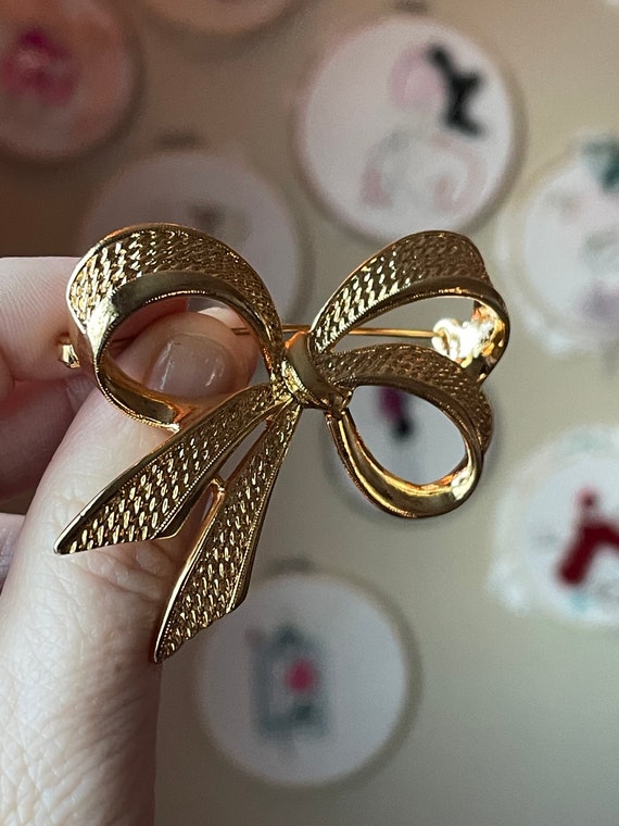 Vintage Bow Brooch, Gold Tone Costume Jewelry - image 10