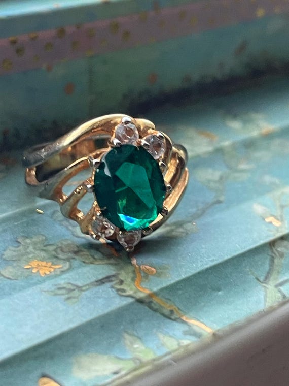 Vintage Imitation Emerald Statement Ring: Gold To… - image 10