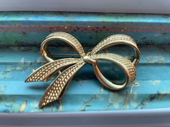 Vintage Bow Brooch, Gold Tone Costume Jewelry - image 2