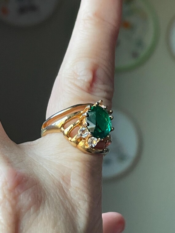 Vintage Imitation Emerald Statement Ring: Gold To… - image 8