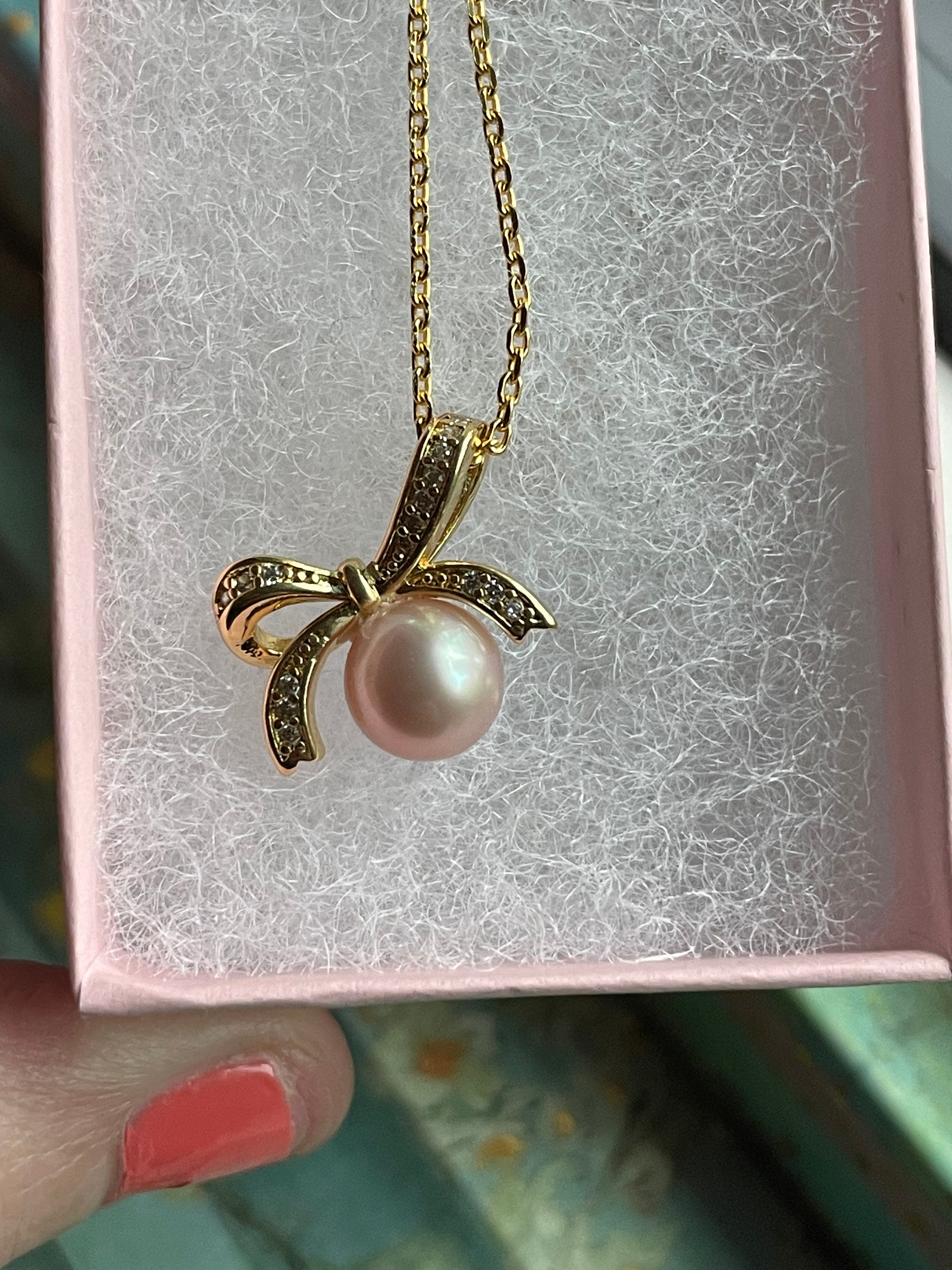 Bronze bow pearl necklace main image 1