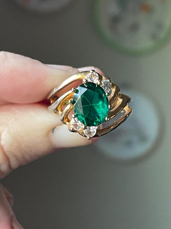 Vintage Imitation Emerald Statement Ring: Gold To… - image 5