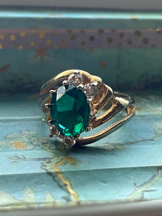 Vintage Imitation Emerald Statement Ring: Gold To… - image 4