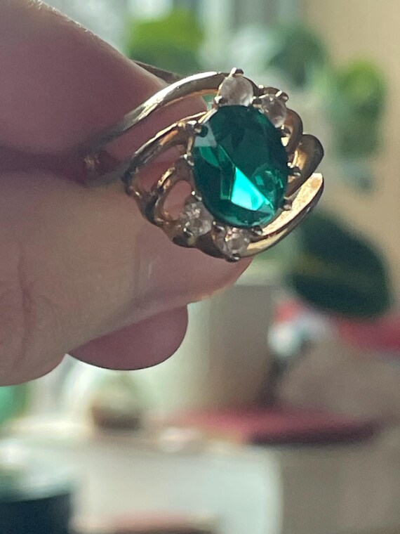 Vintage Imitation Emerald Statement Ring: Gold To… - image 13