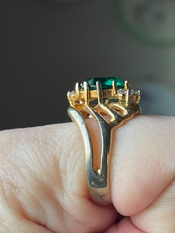 Vintage Imitation Emerald Statement Ring: Gold To… - image 6