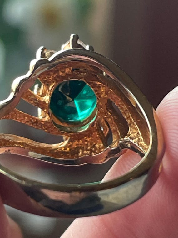 Vintage Imitation Emerald Statement Ring: Gold To… - image 11