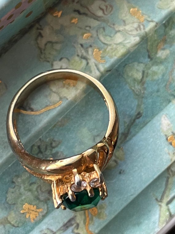 Vintage Imitation Emerald Statement Ring: Gold To… - image 3