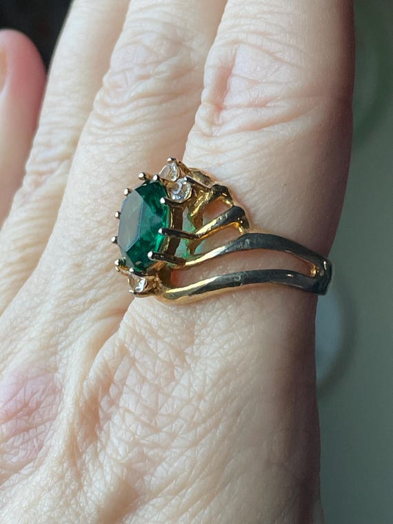Vintage Imitation Emerald Statement Ring: Gold To… - image 9