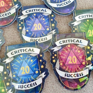 Könnte beinhalten: Eine Sammlung von acht holografischen Aufklebern mit einem 20-seitigen Würfel mit der Zahl 20 und dem Text "Kritische Erfolg". Die Aufkleber sind in verschiedenen Farben, darunter Rot, Grün, Blau und Lila.