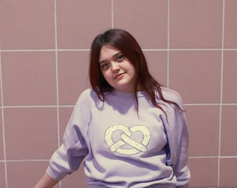 1980s 90s vintage soft Pretzel applique pullover lavender pastel sweatshirt crewneck