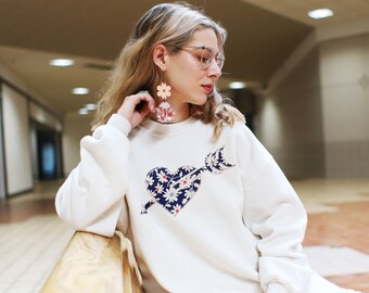 vintage Handmade cupids arrow heart applique pullover crew neck sweatshirt vintage Appliqué cream off-white