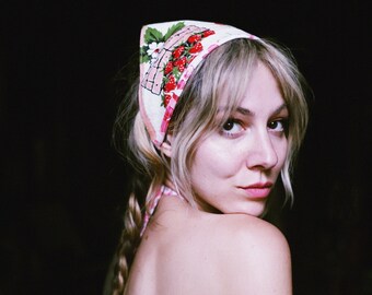 handmade reversible hair bandana vintage 40s 50s feedsack flour sack strawberries floral fruit berry