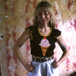 xs 1970s Vintage braunes Crop Top + Eistüte Applikation Rüschen handbemalt handgemacht