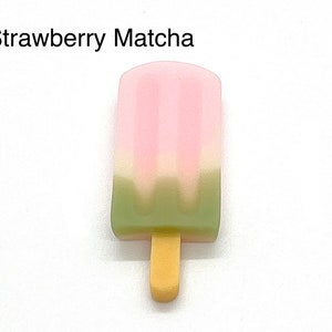 Glassglass-berlocker | Frozen Pops | Sommargodis | Coola skoaccessoarer Strawberry Matcha