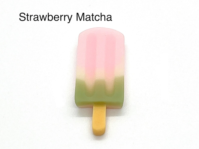 Glassglass-berlocker | Frozen Pops | Sommargodis | Coola skoaccessoarer Strawberry Matcha
