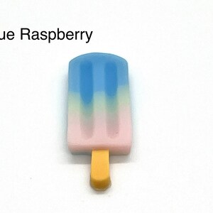 Glassglass-berlocker | Frozen Pops | Sommargodis | Coola skoaccessoarer Blue Raspberry