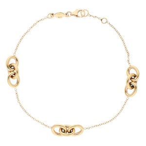 Op de afbeelding: Een gouden kettingarmband met drie gekoppelde cirkels. De armband heeft een karabijn sluiting.