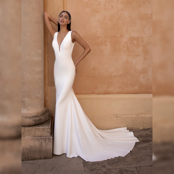 Sleeveless Wedding Dress With V Neck And Mermaid Cut Etsy
