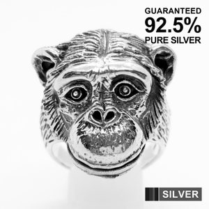 Peut inclure: Une bague en argent avec un design détaillé de tête de chimpanzé. La bague est en argent pur à 92,5%.