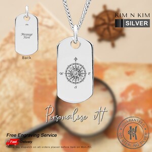 Könnte beinhalten: Silberne Kompass-Anhänger-Halskette mit einer silbernen Kette. Der Anhänger ist ein rechteckiger Dogtag mit einem Kompass-Design. Die Rückseite des Anhängers ist leer und kann mit einer Nachricht personalisiert werden. Die Halskette ist bei Kim N Kim Silver erhältlich.