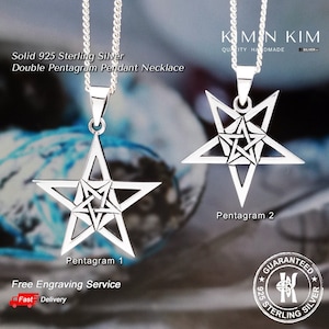 Può includere: Due ciondoli a forma di pentagramma in argento su catene. I pentagrammi sono progettati in modo intricato con più strati. Il testo "Pentagramma 1" e "Pentagramma 2" si trova sotto ogni ciondolo. Il testo "Collana con ciondolo a doppio pentagramma in argento sterling 925" si trova nella parte superiore dell'immagine. Il testo "KMIN KIM QUALITÀ FATTO A MANO ARGENTO" si trova nell'angolo in alto a destra dell'immagine. Il testo "Servizio di incisione gratuito" si trova sotto i ciondoli. Il testo "Consegna rapida" si trova sotto il testo "Servizio di incisione gratuito". Il testo "GARANTITO ARGENTO STERLING 925" si trova in un cerchio nell'angolo in basso a destra dell'immagine.