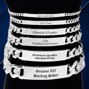 Puede incluir: Una pila de seis pulseras de cadena de eslabones plateadas, cada una con una placa de identificación rectangular central. Las placas están grabadas con varias frases, incluyendo Baby's Christening, Best Friends, Cheers to 18 years, 25th Wedding Anniversary, Premium Quality Honest Price y Genuine 925 Sterling Silver.
