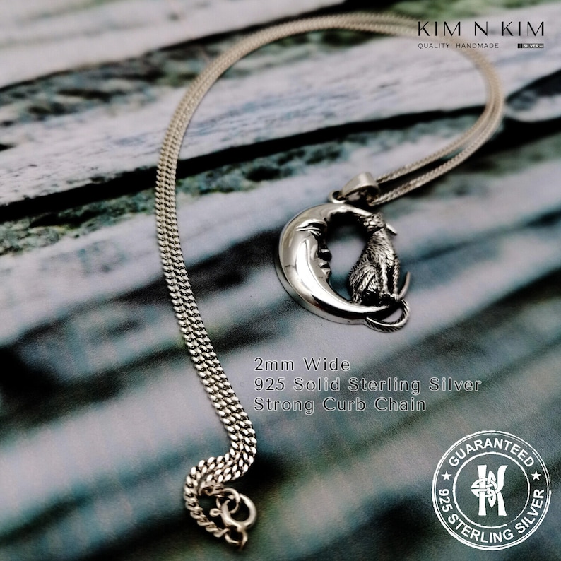 Puede incluir: Collar de plata de ley con un colgante de media luna y un lobo. La cadena de 2 mm de ancho es una cadena de bordillo fuerte. El texto de la imagen dice "KIM N KIM QUALITY HANDMADE" y "925 Solid Sterling Silver".