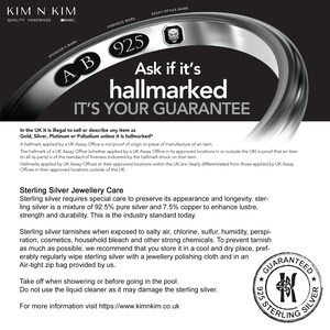Puede incluir: Un anillo de plata con el texto "925" y "Ask if it's hallmarked, IT'S YOUR GUARANTEE." La imagen tambi&eacute;n incluye texto sobre el cuidado de la plata de ley y un sello de garant&iacute;a. El anillo es una joya.