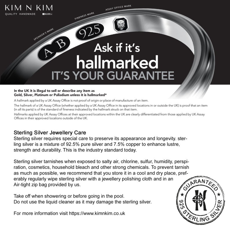 Puede incluir: Un anillo de plata con el texto "925" y "Ask if it's hallmarked, IT'S YOUR GUARANTEE." La imagen tambi&eacute;n incluye texto sobre el cuidado de la plata de ley y un sello de garant&iacute;a. El anillo es una joya.