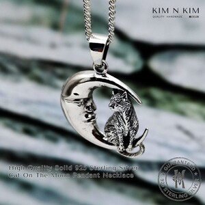 Puede incluir: Un collar con colgante de plata de ley con un dise&ntilde;o de media luna y un gato. El collar cuelga de una cadena de plata. El texto dice "High Quality Solid 925 Sterling Silver Cat On The Moon Pendant Necklace."