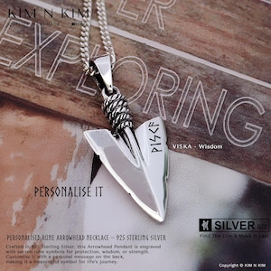 Op de afbeelding: Zilveren pijlpunt ketting met een runeninscriptie die "PISKF" en "VISKA - Wijsheid" luidt. De ketting is gemaakt van 925 sterling zilver en kan aan de achterkant worden gepersonaliseerd met een boodschap.