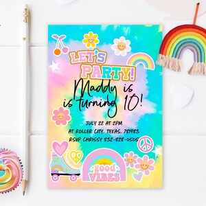 Pode incluir: Um convite colorido para uma festa de aniversário de 10 anos com um fundo tie-dye e gráficos de arco-íris, sinal de paz e patins. O texto diz "Let's Party! Maddy is turning 10!" com a data e hora da festa e as informações de RSVP.